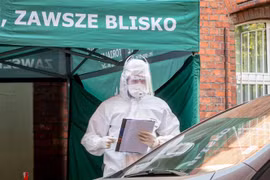 Binh sỹ làm việc tại điểm xét nghiệm COVID-19 ở Bydgoszcz, miền Bắc Ba Lan. (Ảnh: AFP/TTXVN)