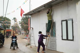 Người dân Đồng Tâm chỉnh trang nhà cửa. (Ảnh: Doãn Tấn/TTXVN)