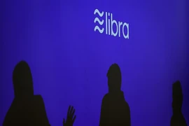 Biểu tượng tiền kỹ thuật số Libra tại một hội nghị ở Geneva, Thụy Sĩ. (Ảnh: AFP/TTXVN)