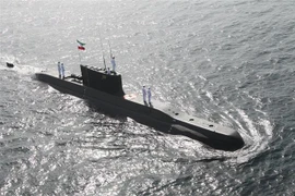 Tàu ngầm của hải quân Iran tham gia huấn luyện tại Vịnh Oman, ngày 22/2. (Ảnh: AFP/TTXVN)