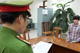 Công an tỉnh Quảng Bình đã tống đạt các quyết định khởi tố vụ án, khởi tố bị can và lệnh cấm đi khỏi nơi cư trú đối với Hoàng Thị Hồng Châu. (Ảnh: Võ Dung/TTXVN)