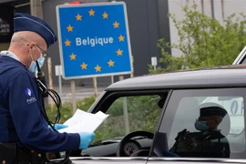 Cảnh sát Bỉ tiến hành kiểm tra tại khu vực biên giới với Pháp ở Quevy. (Ảnh: AFP/TTXVN)