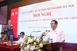 Bí thư Thành ủy Hà Nội Vương Đình Huệ phát biểu tại buổi tiếp xúc cử tri quận Nam Từ Liêm. (Ảnh: Văn Điệp/TTXVN)
