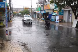Mưa dông đem đến không khí mát mẻ cho người dân. (Ảnh: Trần Xuân Tình/TTXVN)