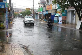 Mưa dông đem đến không khí mát mẻ cho người dân. (Ảnh: Trần Xuân Tình/TTXVN)