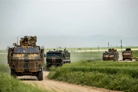 Xe quân sự của Nga và Thổ Nhĩ Kỳ tham gia cuộc tuần tra chung tại thị trấn Darbasiyah, Syria ngày 22/4. (Ảnh: AFP/TTXVN)