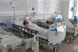 Các bệnh nhân đang được điều trị tại Bệnh viện Đa khoa Đà Nẵng. (Ảnh: TTXVN phát)