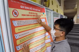 Thông tin khuyến cáo về phòng, chống dịch COVID-19 được dán trong các trường học để tuyên truyền, nâng cao nhận thức cho học sinh. (Ảnh: Thanh Tùng/TTXVN)