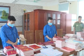 Tang vật được cơ quan điều tra thu giữ. (Ảnh: Đinh Tuấn/TTXVN phát)