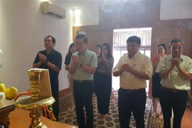 Cán bộ, nhân viên Đại sứ quán Việt Nam tại Myanmar dâng hương tại bàn thờ Bác Hồ. (Ảnh: TTXVN phát)