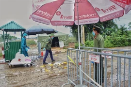 Chốt kiểm soát cách ly tại thôn Hạ Lôi. (Ảnh: Danh Lam/TTXVN)