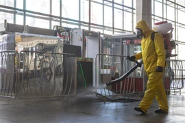 Phun thuốc khử trùng nhằm ngăn chặn sự lây lan của COVID-19 tại nhà ga tàu hỏa ở Moskva, Nga. (Ảnh: THX/TTXVN)