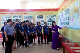 Đông đảo học sinh, sinh viên và người dân Thái Nguyên đến thăm quan triển lãm. (Ảnh: Thu Hằng/TTXVN)