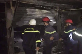 Lực lượng Phòng cháy chữa cháy và Cứu nạn cứu hộ Công an tỉnh Nghệ An kịp thời khống chế đám cháy chợ Vân. (Ảnh: TTXVN phát)