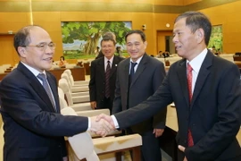 Chủ tịch Quốc hội Nguyễn Sinh Hùng tiếp các Đại sứ, Trưởng đại diện các cơ quan ngoại giao Việt Nam tại nước ngoài nhiệm kỳ 2015-2018. (Ảnh: Nhan Sáng/TTXVN)