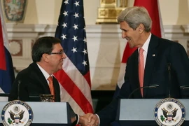 Ngoại trưởng Mỹ John Kerry (phải) và Ngoại trưởng Cuba trong cuộc họp báo chung sau hội đàm tại Washington ngày 20/7. (Nguồn: AFP/TTXVN)