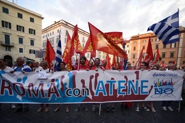 Người dân Italy tuần hành ủng hộ Hy Lạp nói "Không" với kế hoạch kinh tế khắc khổ. (Nguồn: AFP/TTXVN)