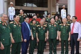 Thượng tướng Ngô Xuân Lịch, nguyên Tổng Bí thư Lê Khả Phiêu và các đại biểu dự Đại hội Đảng bộ cơ quan Tổng cục Chính trị. (Ảnh: Trọng Đức/TTXVN)