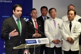 Đại sứ Mỹ tại Hàn Quốc Mark Lippert (trái) trong cuộc họp báo trước khi xuất viện sau vụ tấn công bằng dao. (Nguồn: AFP/TTXVN)