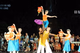 Chương trình nghệ thuật "Giai điệu Tổ quốc" kỷ niệm 69 năm Cách mạng tháng Tám và Quốc khánh 2/9. (Ảnh: Minh Đức/TTXVN)