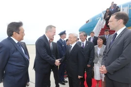 Quyền Trợ lý Ngoại trưởng Hoa Kỳ Scot Marciel, Cục trưởng Lễ tân Peter Selfridge, Đại sứ Hoa Kỳ tại Việt Nam Ted Osius và đại diện chính quyền đón Tổng Bí thư Nguyễn Phú Trọng. (Ảnh: Trí Dũng/TTXVN)