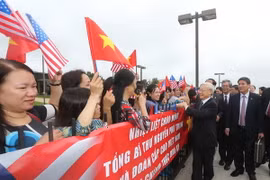 Cán bộ, nhân viên Đại sứ quán và đại diện cộng đồng người Việt tại Hoa Kỳ đón Tổng Bí thư Nguyễn Phú Trọng. (Ảnh: Trí Dũng/TTXVN)