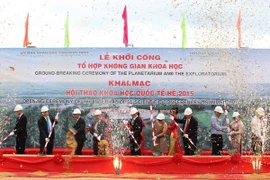 Phó Thủ tướng Vũ Đức Đam và các đại biểu khởi công Tổ hợp không gian khoa học. (Ảnh: Hoàng Kha/TTXVN)