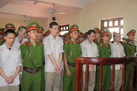Các bị cáo nghe Tòa tuyên án. (Ảnh: Nguyễn Trọng Lịch/Vietnam+)