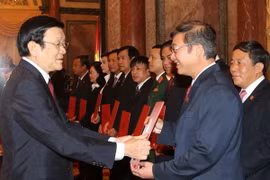 Chủ tịch nước Trương Tấn Sang trao Quyết định bổ nhiệm Thẩm phán Tòa án nhân dân Tối cao cho 15 cán bộ của ngành Toà án nhân dân. (Ảnh: Nguyễn Khang/TTXVN)