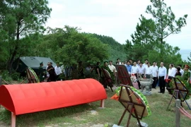 Chủ tịch Ủy ban Trung ương Mặt trận Tổ quốc Việt Nam Nguyễn Thiện Nhân dâng hương, hoa tưởng niệm Đại tướng Võ Nguyên Giáp. (Ảnh: Nguyễn Dân/TTXVN)