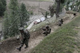 Binh sỹ Ấn Độ tuần tra tại Gurez thuộc thị trấn Uri, cách thủ phủ Srinagar bang Kashmir 160km về phía Bắc. (Nguồn: AFP/TTXVN)