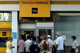 Một ngân hàng ở thủ đô Athens mở cửa ngày 20/7. (Nguồn: AFP/TTXVN)
