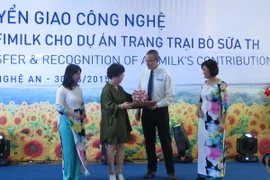 Chủ tịch Afimilk tặng hoa bà Thái Hương, Chủ tịch Tập đoàn TH. (Ảnh: Nguyễn Văn Nhật/Vietnam+)