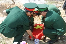 Lễ an táng các hài cốt liệt sỹ tại Nghĩa trang Liệt sỹ Quốc gia Đường 9 (Quảng Trị). (Ảnh: Hồ Cầu/TTXVN)