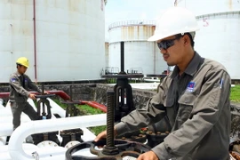 Vận hành hệ thống cung cấp xăng dầu tại PV Oil Đình Vũ. (Ảnh: Huy Hùng/TTXVN)