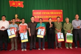Trưởng ban Dân vận Trung ương Hà Thị Khiết cùng lãnh đạo tỉnh Hà Giang trao tặng quà cho năm hộ gia đình chính sách ở xã Linh Hồ, huyện Vị Xuyên. (Ảnh: Minh Tâm/TTXVN)