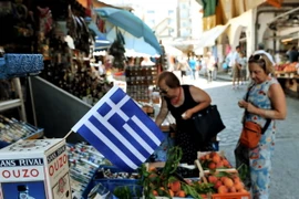  Người dân Hy lạp mua sắm tại một cửa hàng ở thành phố Thessaloniki. (Nguồn: AFP/TTXVN)