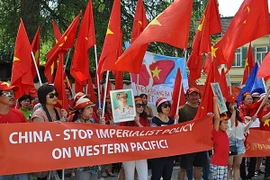 Đoàn người biểu tình trước Tổng lãnh sự quán Trung Quốc ở Munich, Đức. (Ảnh: Nguyên Đức/Vietnam+)