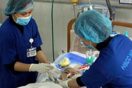  Nhân viên y tế khoa Hồi sức cấp cứu nội - Bệnh viện Xanh Pôn phục vụ người bệnh. (Ảnh: Dương Ngọc/TTXVN)