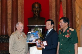 Chủ tịch nước Trương Tấn Sang tiếp Thiếu tướng, Anh hùng phi công vũ trụ Liên Xô Gorbatko cùng với Trung tướng, Anh hùng phi công Phạm Tuân. (Ảnh: Nguyễn Khang/TTXVN)