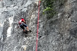 Cảnh leo núi bán nhân tạo tại cửa Hang Tối. (Ảnh: Võ Thành/Vietnam+)