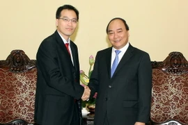 Phó Thủ tướng Nguyễn Xuân Phúc tiếp ông Wong Hong Kuan, Giám đốc Cơ quan điều tra hành vi tham nhũng Singapore. (Ảnh: Phạm Kiên/TTXVN)