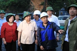 Phó Thủ tướng Chính phủ Nguyễn Xuân Phúc đi thị sát công tác phòng chống mưa lũ tại Mỏ than Hà Tu. (Ảnh: Doãn Tấn/TTXVN)