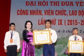 Phó Chủ tịch Quốc hội Nguyễn Thị Kim Ngân trao Huân chương Lao động hạng Ba cho các tập thể và cá nhân xuất sắc tại Đại hội. (Ảnh: Nguyễn Dân/TTXVN)