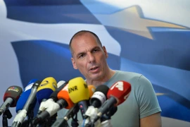 Bộ trưởng Tài chính Hy Lạp Yanis Varoufakis phát biểu trong cuộc họp báo ở Athens sau kết quả sơ bộ cuộc trưng cầu dân ý. (Nguồn: AFP/TTXVN)
