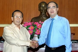 Chủ tịch Ủy ban Trung ương Mặt trận Tổ quốc Việt Nam Nguyễn Thiện Nhân tiếp ông Tông Giơ Tho, Phó Chủ tịch Thường trực Ủy ban Trung ương Mặt trận Lào xây dựng đất nước. (Ảnh: Nguyễn Dân/TTXVN)