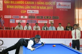 Cơ thủ Suzuki Tsuyoshi (Nhật Bản) thi đấu ở ngày khai mạc. (Ảnh: Hải Âu/TTXVN)