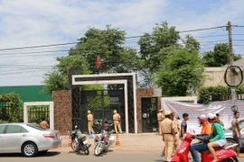 Công an phong tỏa ngôi nhà xảy ra vụ trọng án. (Ảnh: Văn Việt/TTXVN)