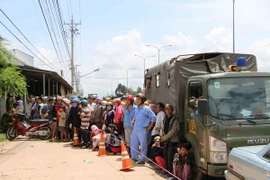 Phong tỏa khu vực ngôi nhà xảy ra án mạng. (Ảnh: Văn Việt/TTXVN)