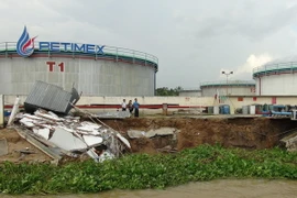 Hiện trường vụ sạt lở tại Tổng kho xăng dầu Trần Quốc Toản. (Ảnh: Huỳnh Phúc Hậu/TTXVN)